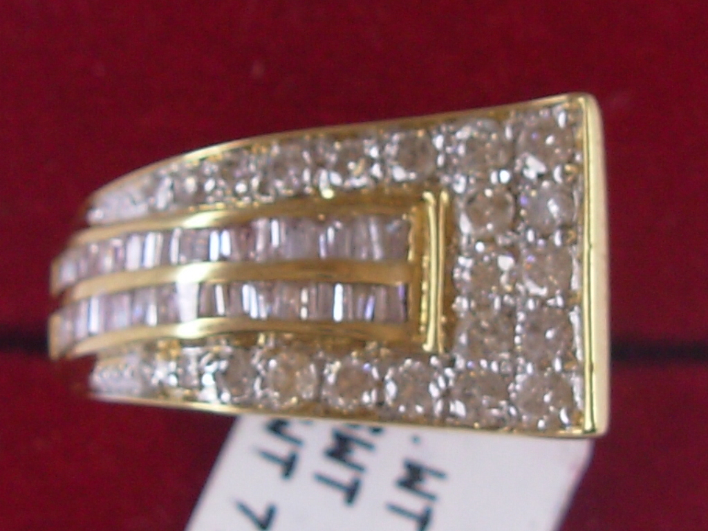 Beautiful 18 Kt Gold  Natural Diamond Ring